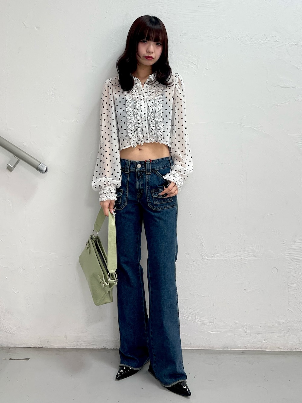 ホワイト系のシャツ/ブラウス、ブルー系のデニムパンツ、グリーン系のハンドバッグを着用したレディースの春コーディネートの2枚目の写真