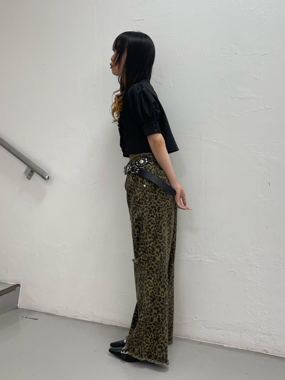 ブラウン系のその他パンツ、ブラック系のシャツ/ブラウス、ブラック系のパンプスを着用したレディースの夏コーディネートの2枚目の写真