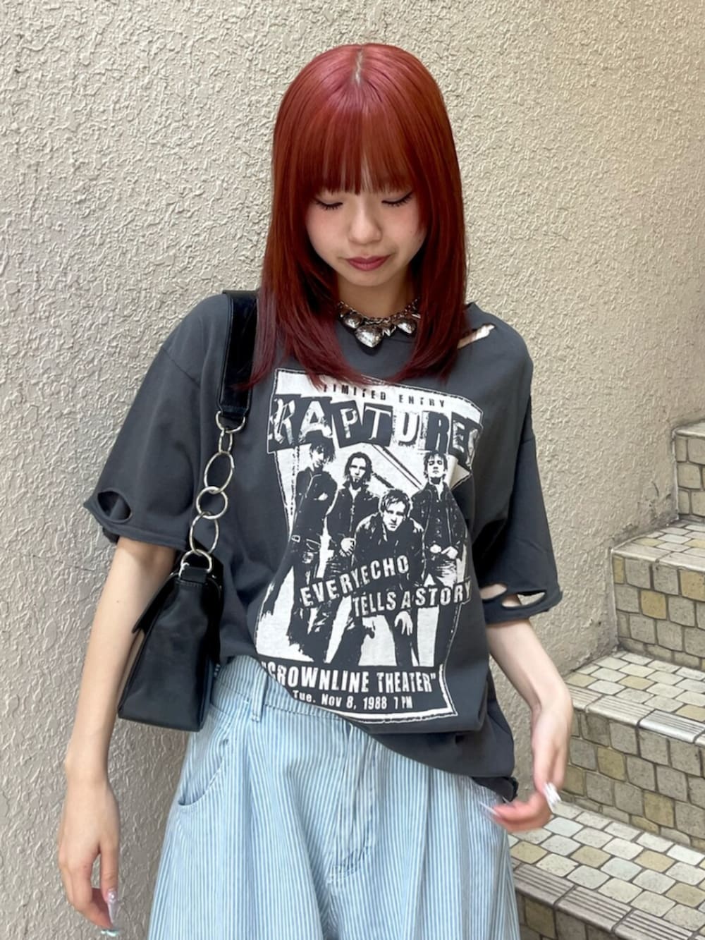 ブラック系のパンプス、ブラック系のハンドバッグ、ブラック系のTシャツ/カットソーを着用したレディースの春コーディネートの5枚目の写真