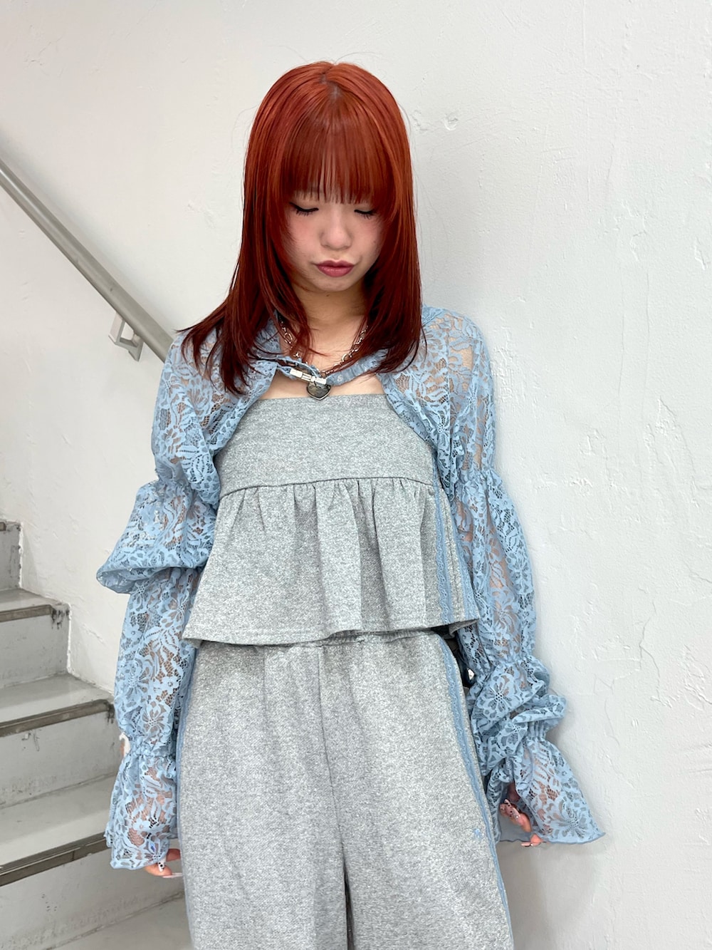 ブルー系のカーディガン/ボレロ、グレー系のその他パンツ、グレー系のキャミソールを着用したレディースの春コーディネートの6枚目の写真