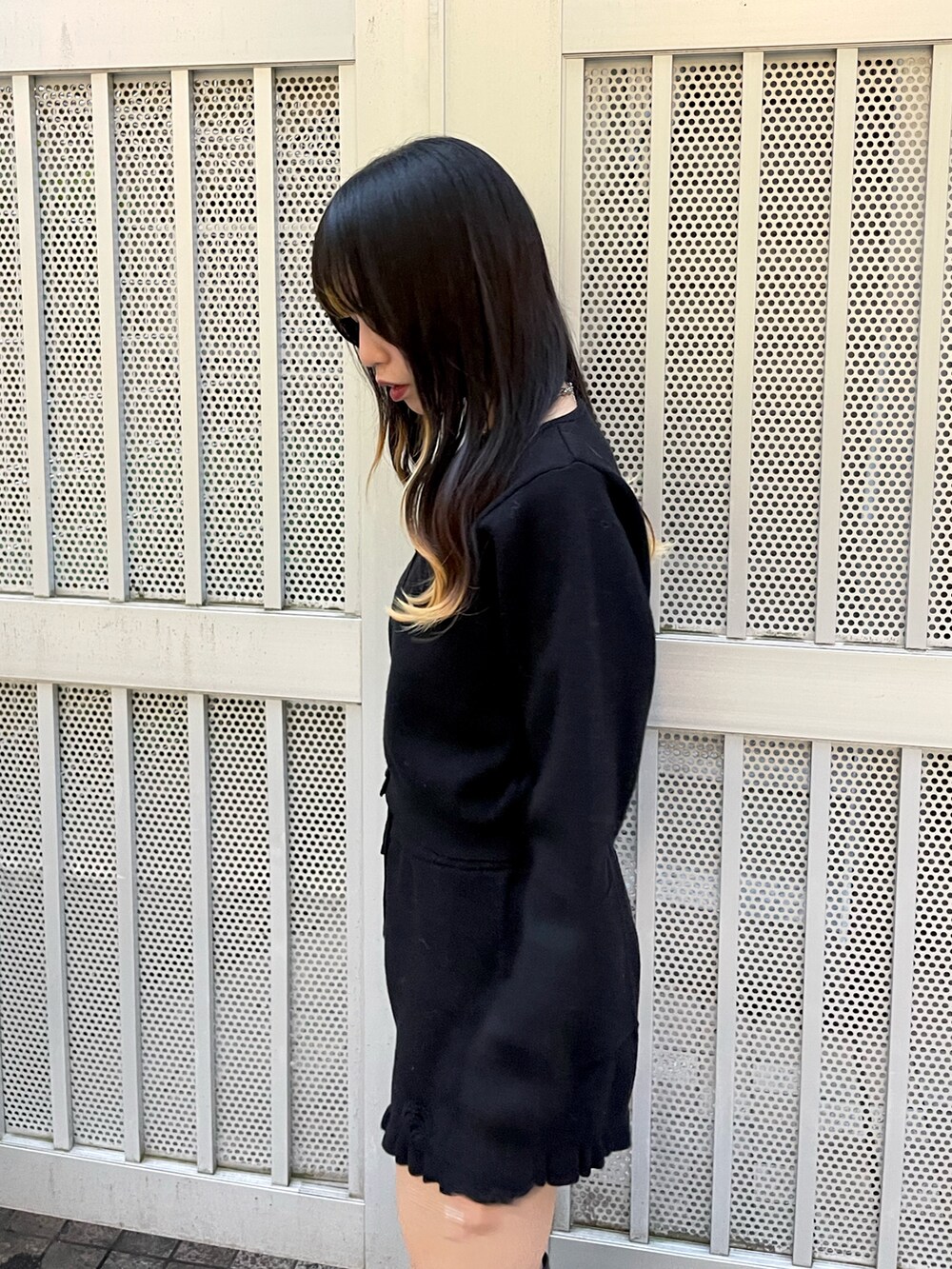ブラック系のニット/セーター、ブラック系のその他パンツ、シルバー系のチョーカーを着用したレディースの秋コーディネートの5枚目の写真