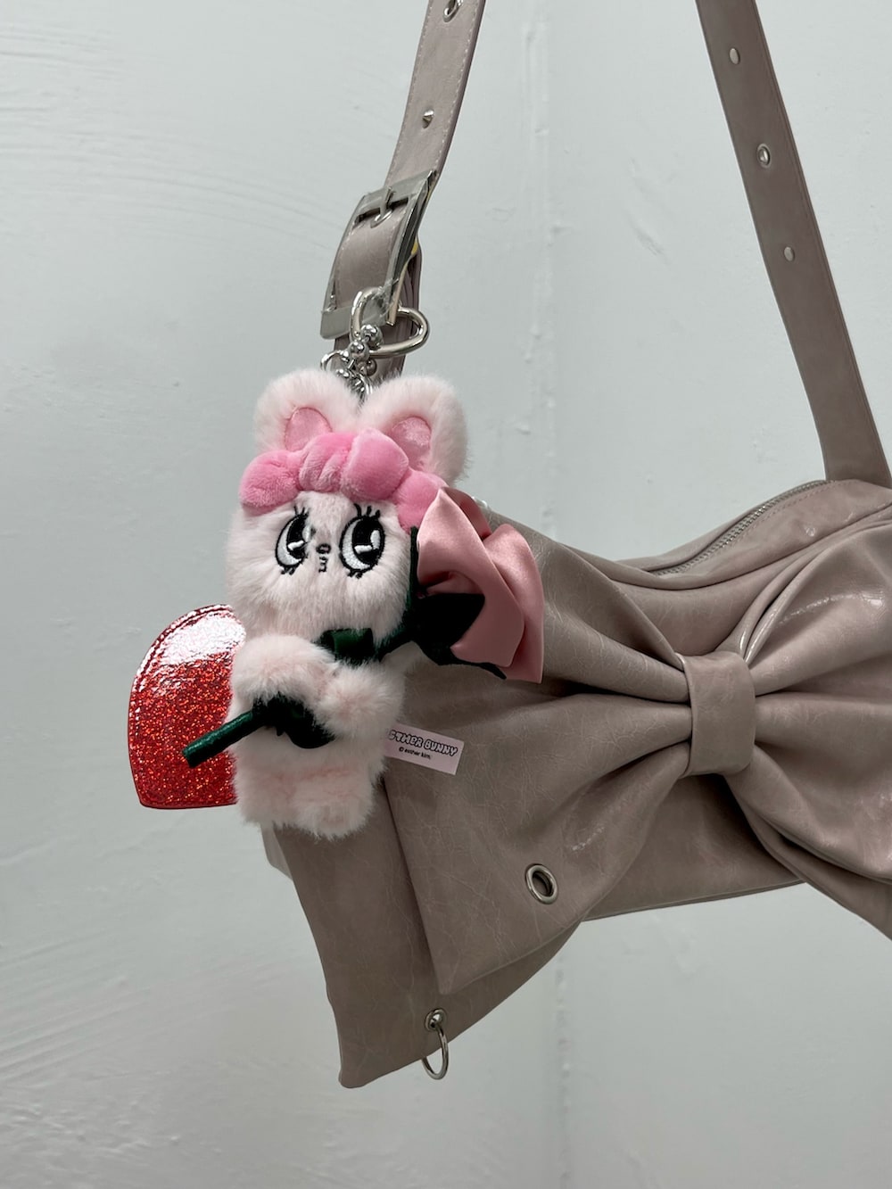 グレー系のスウェット、ホワイト系のシャツ/ブラウス、ピンク系のその他パンツを着用したレディースの秋コーディネートの6枚目の写真