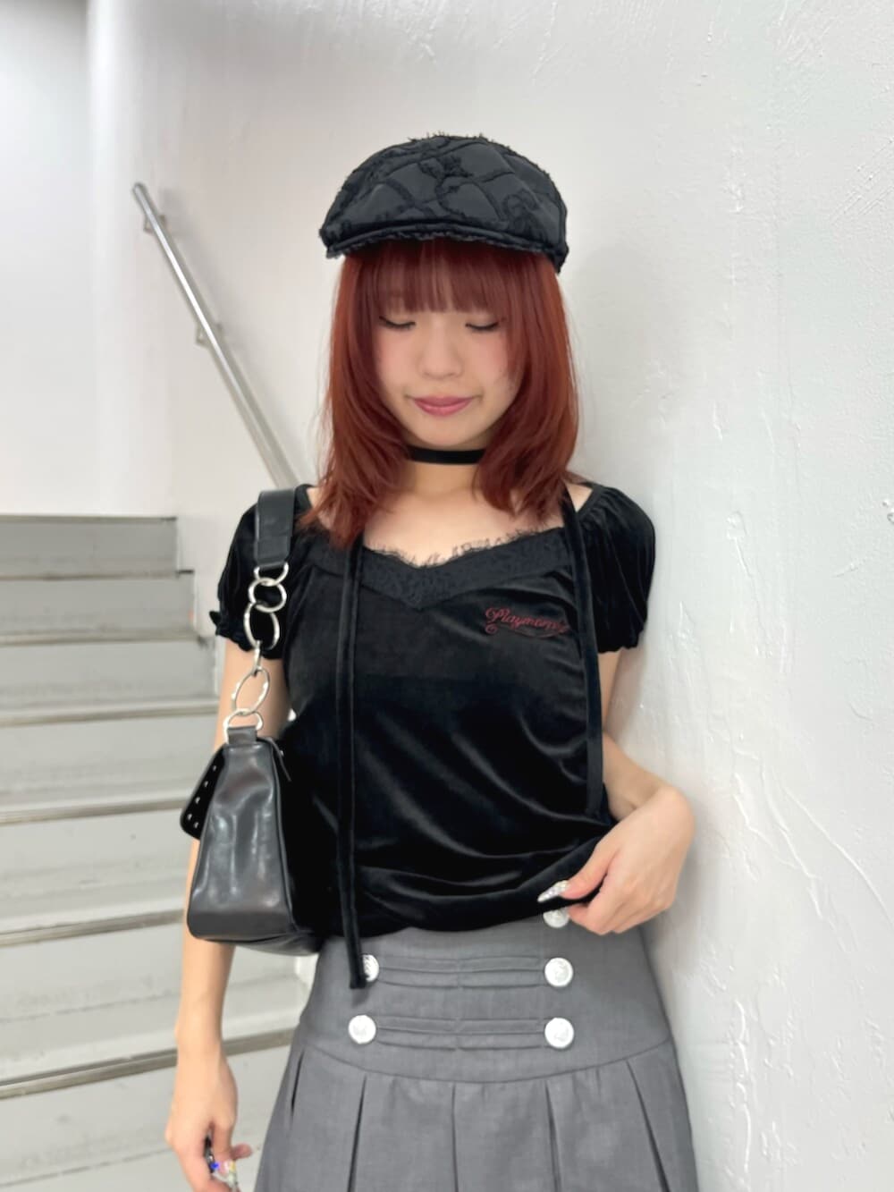 ブラック系のブーツ、ブラック系のハンドバッグ、ブラック系のTシャツ/カットソーを着用したレディースの夏コーディネートの5枚目の写真
