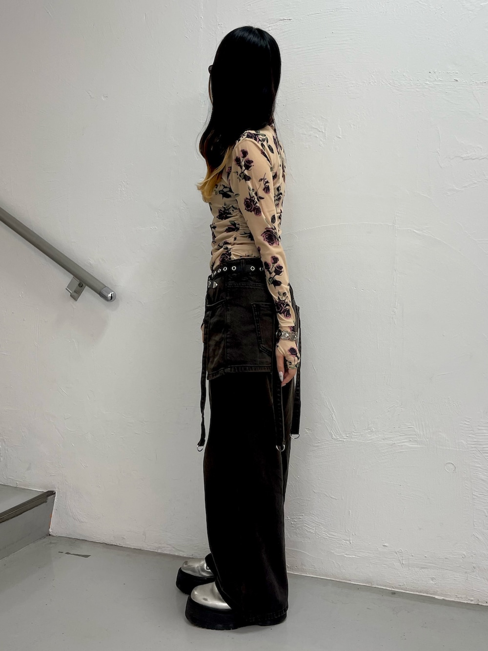 ベージュ系のTシャツ/カットソー、シルバー系のネックレス、ブラウン系のメガネを着用したレディースの夏コーディネートの2枚目の写真