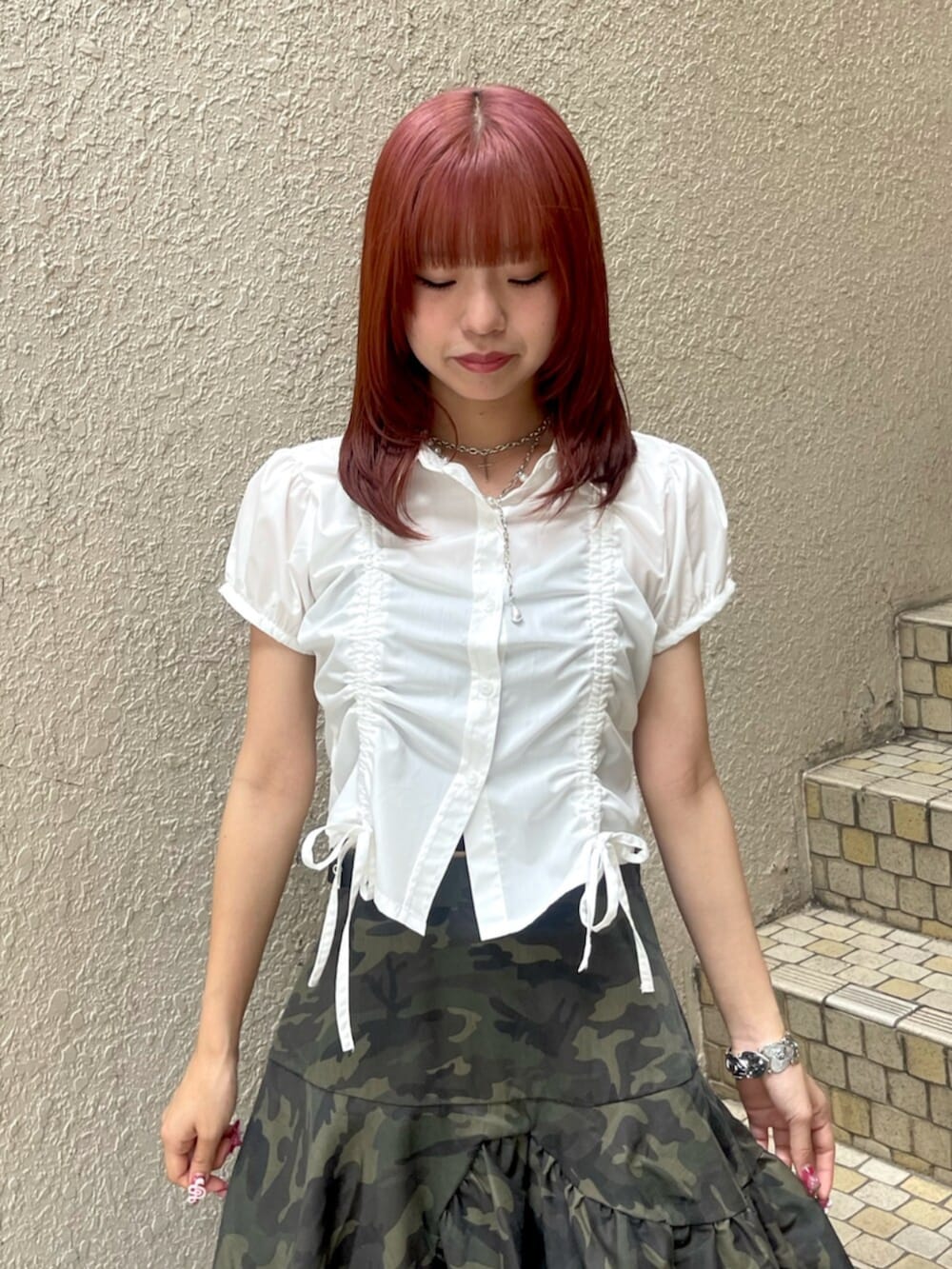ホワイト系のシャツ/ブラウス、ベージュ系のスカート、ブラック系のブーツを着用したレディースの夏コーディネートの5枚目の写真