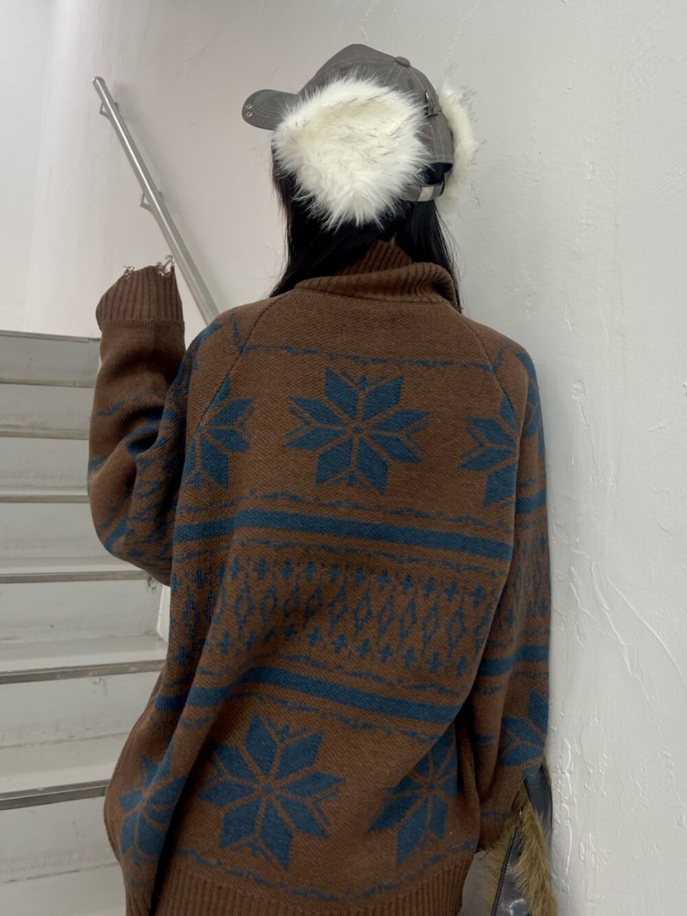 ブラック系のブーツ、レッド系のスカート、ブラウン系のカーディガン/ボレロを着用したレディースの秋コーディネートの6枚目の写真