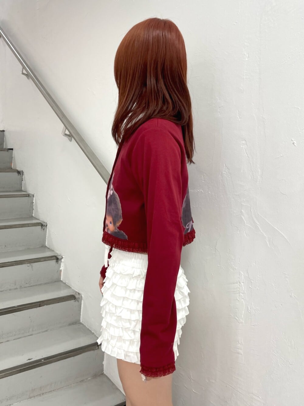 ホワイト系のその他パンツ、ブラック系のブーツ、レッド系のカーディガン/ボレロを着用したレディースの夏コーディネートの6枚目の写真