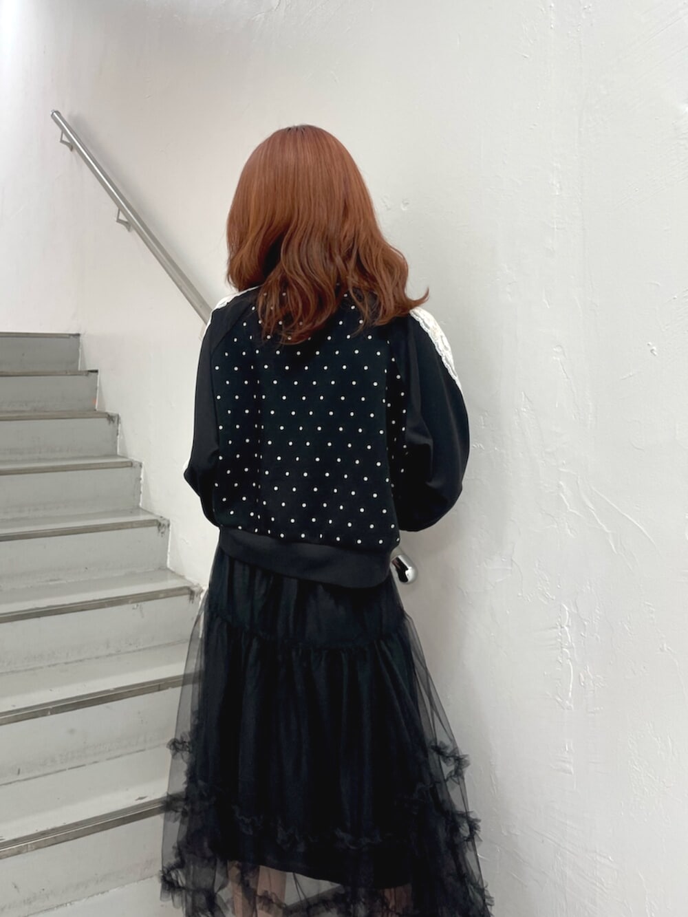 ブラック系のサンダル、ブラック系のTシャツ/カットソー、ブラック系のスカートを着用したレディースの夏コーディネートの7枚目の写真