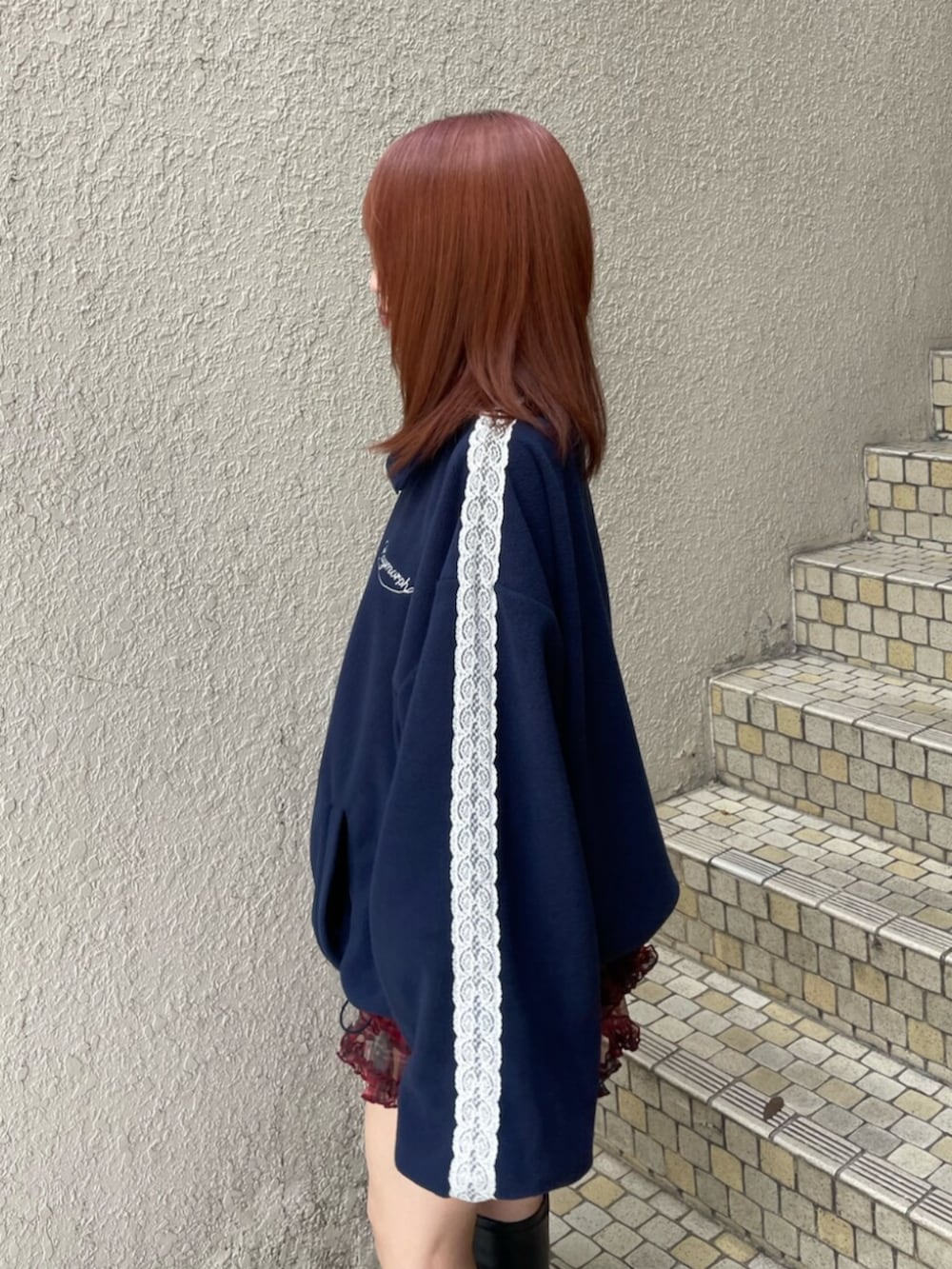 レッド系のその他パンツ、ブルー系のTシャツ/カットソー、ブラック系のブーツを着用したレディースの夏コーディネートの6枚目の写真