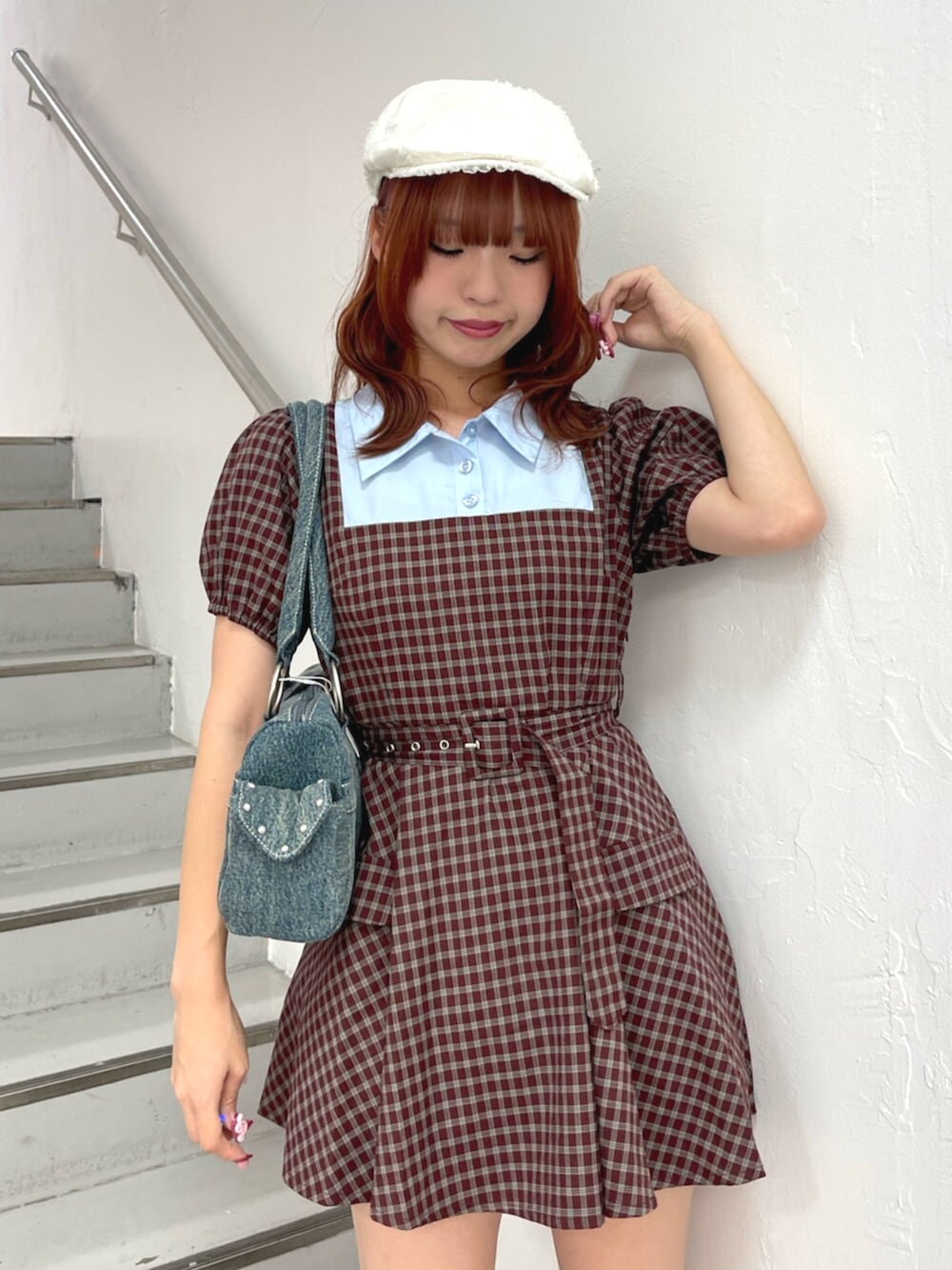 ブラック系のブーツ、レッド系のワンピース、ブルー系のボストンバッグを着用したレディースの夏コーディネートの5枚目の写真