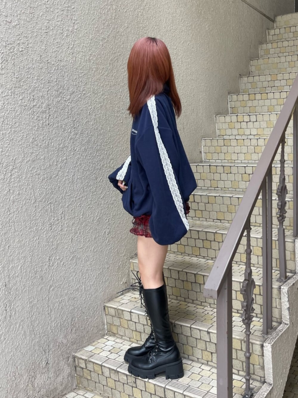 レッド系のその他パンツ、ブルー系のTシャツ/カットソー、ブラック系のブーツを着用したレディースの夏コーディネートの3枚目の写真