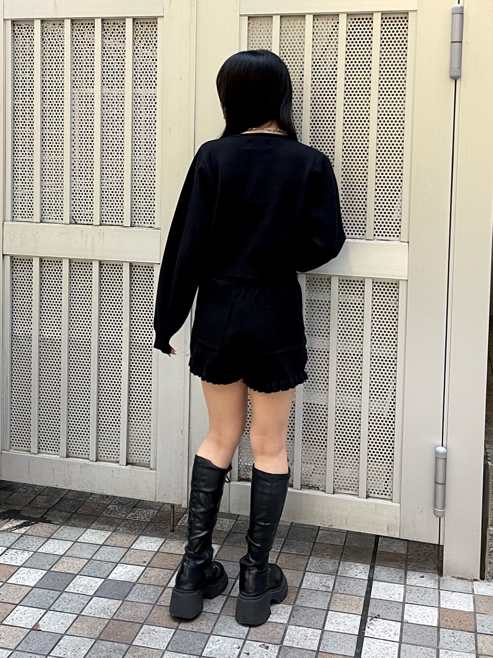 ブラック系のニット/セーター、ブラック系のその他パンツ、シルバー系のチョーカーを着用したレディースの秋コーディネートの3枚目の写真