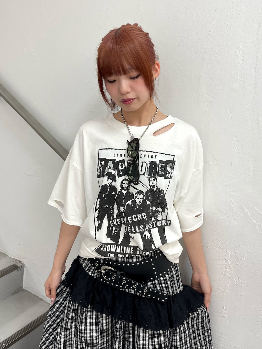 ブラック系のスカート、ブラック系のブーツ、ホワイト系のTシャツ/カットソーを着用したレディースの春コーディネートの5枚目の写真