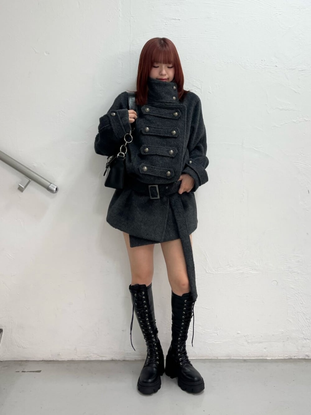 レッド系のその他パンツ、グレー系のその他アウター、ブラック系のハンドバッグを着用したレディースの夏コーディネートの2枚目の写真