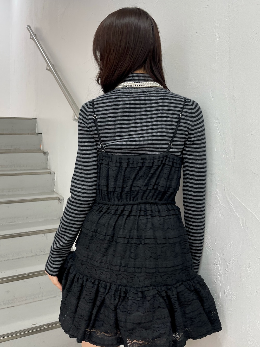 ブラック系のワンピース、その他のニット/セーターを着用したレディースの冬コーディネートの8枚目の写真