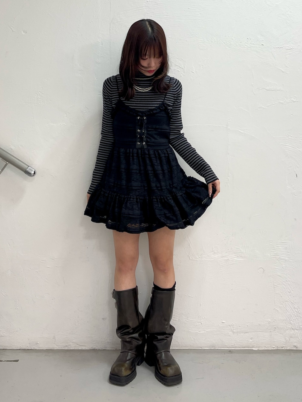 ブラック系のワンピース、その他のニット/セーターを着用したレディースの冬コーディネートの2枚目の写真