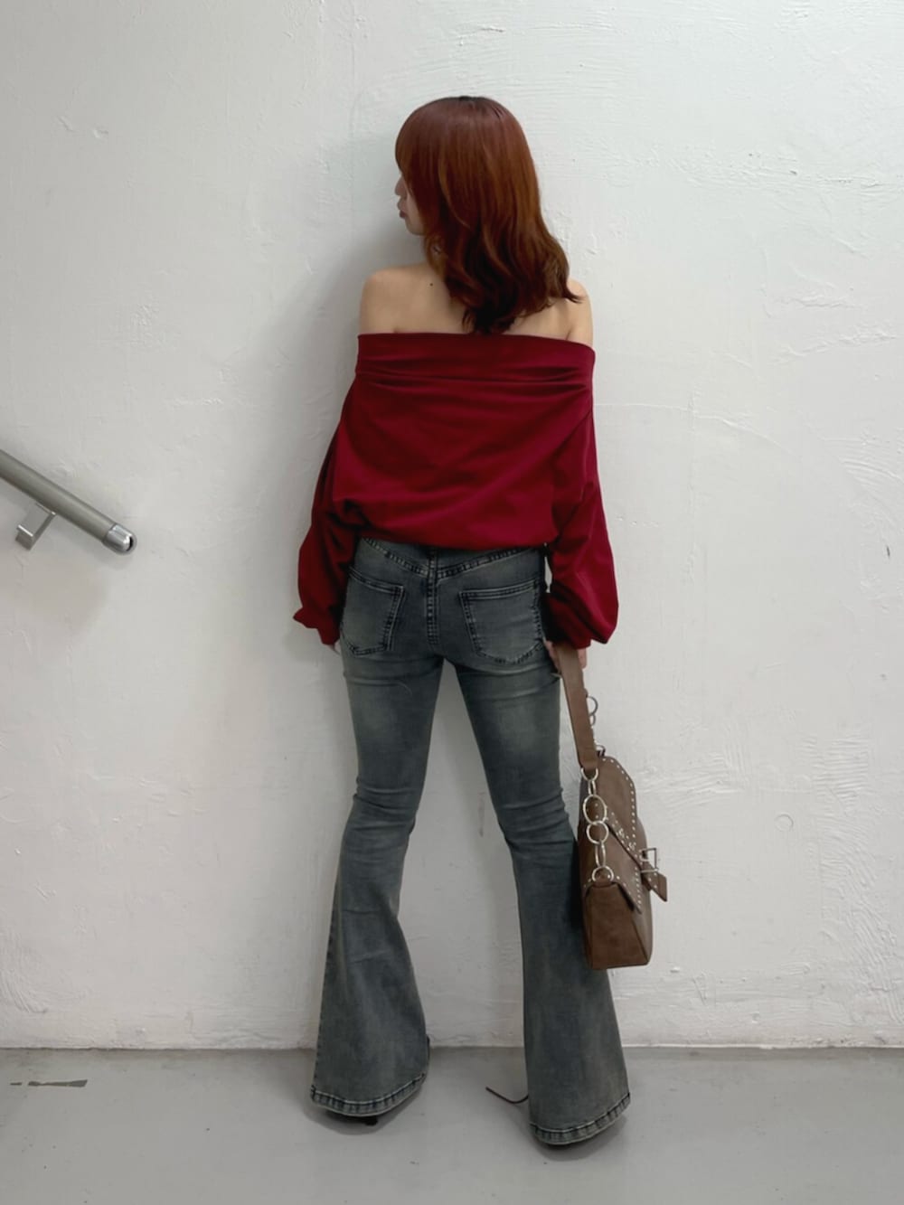 ブラック系のパンプス、ブラウン系のハンドバッグ、レッド系のTシャツ/カットソーを着用したレディースの夏コーディネートの4枚目の写真