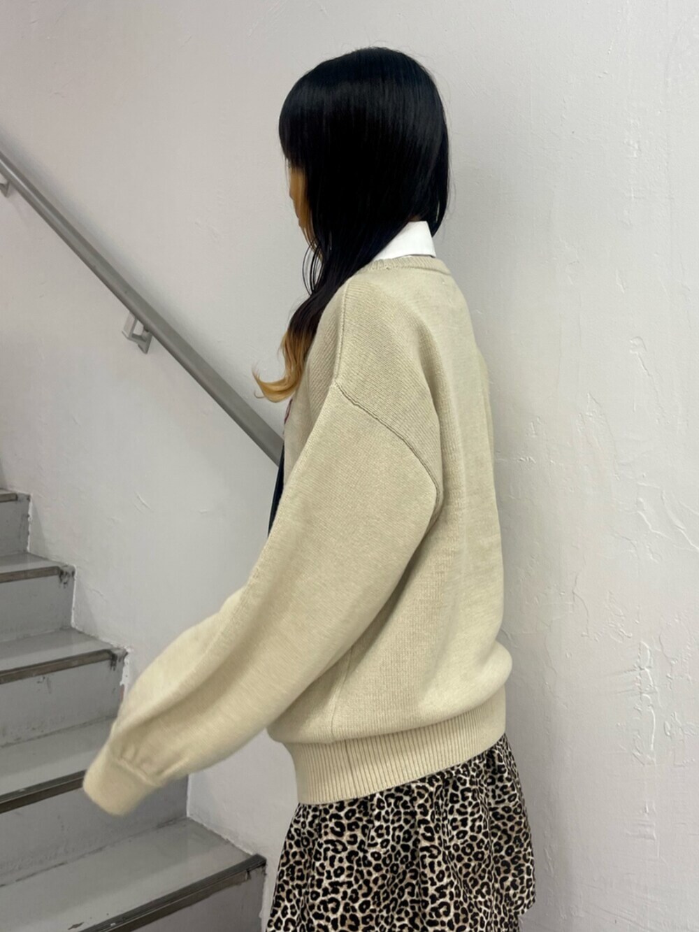 ブラウン系のスカート、ホワイト系のニット/セーター、ホワイト系のシャツ/ブラウスを着用したレディースの秋コーディネートの5枚目の写真