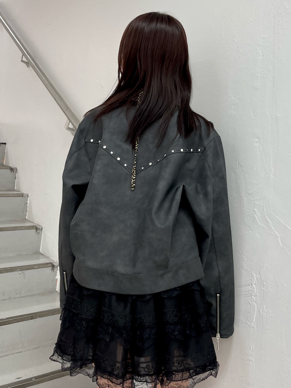 ブラック系のブルゾン、ブラック系のその他パンツ、ブラック系のTシャツ/カットソーを着用したレディースの冬コーディネートの6枚目の写真