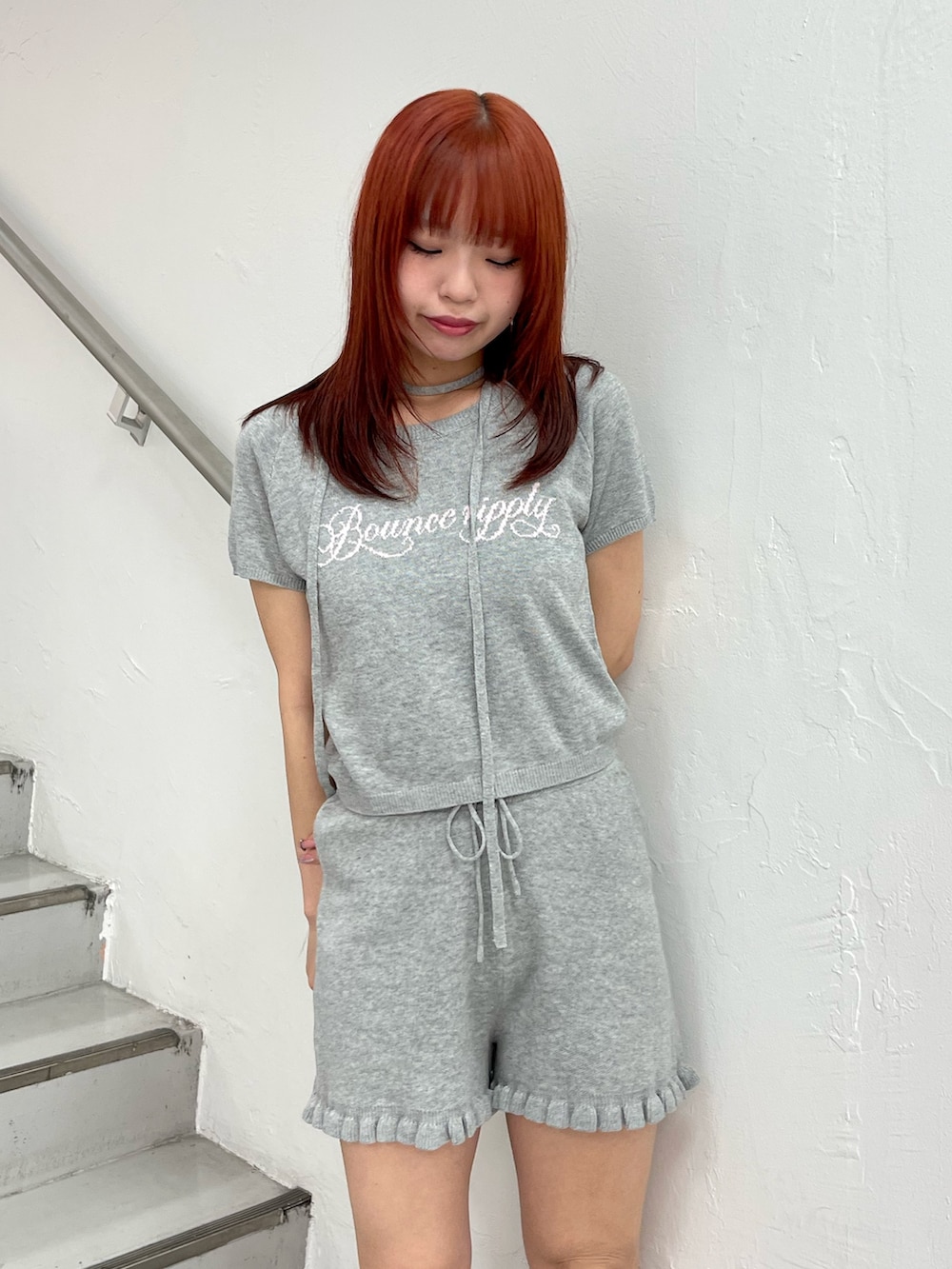 グレー系のその他パンツ、グレー系のTシャツ/カットソー、ピンク系のブーツを着用したレディースの春コーディネートの5枚目の写真
