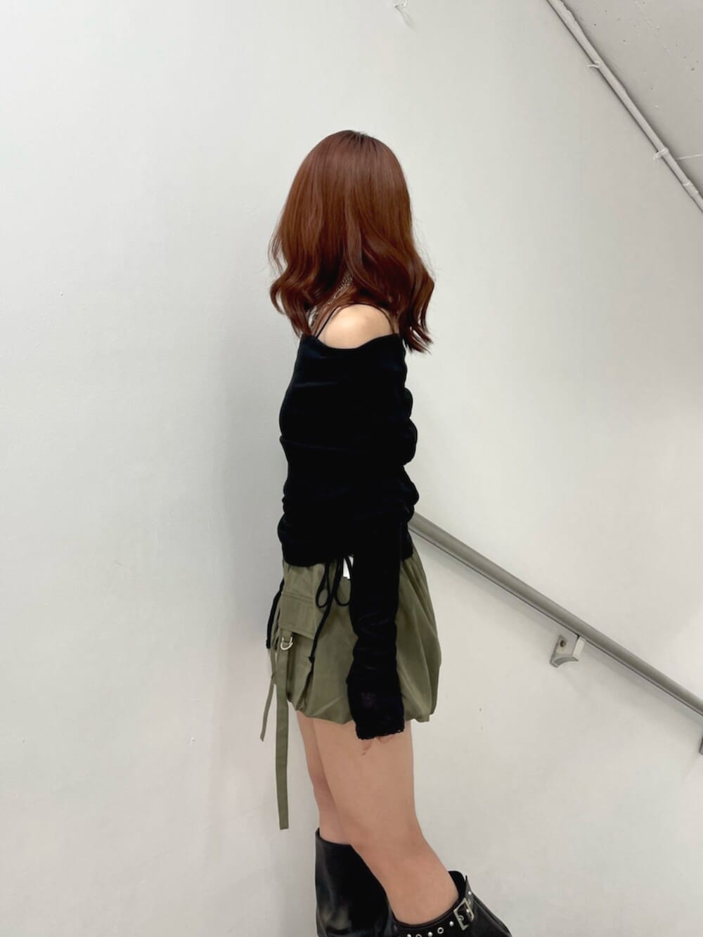 ベージュ系のその他パンツ、ブラック系のTシャツ/カットソー、ブラック系のブーツを着用したレディースの夏コーディネートの6枚目の写真
