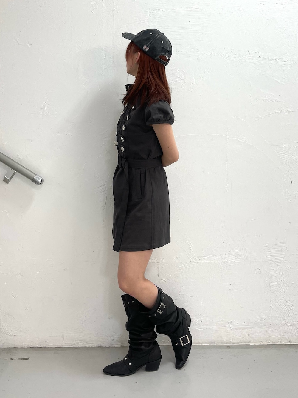 ブラック系のワンピース、ブラック系のブーツ、ブラック系のキャップを着用したレディースの夏コーディネートの3枚目の写真