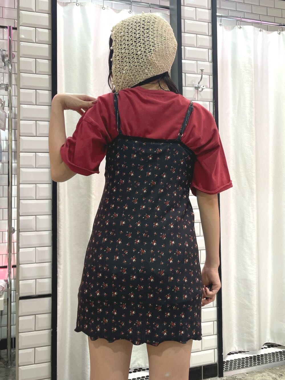 ブラック系のワンピース、レッド系のTシャツ/カットソー、ブラック系のブーツを着用したレディースの春コーディネートの6枚目の写真