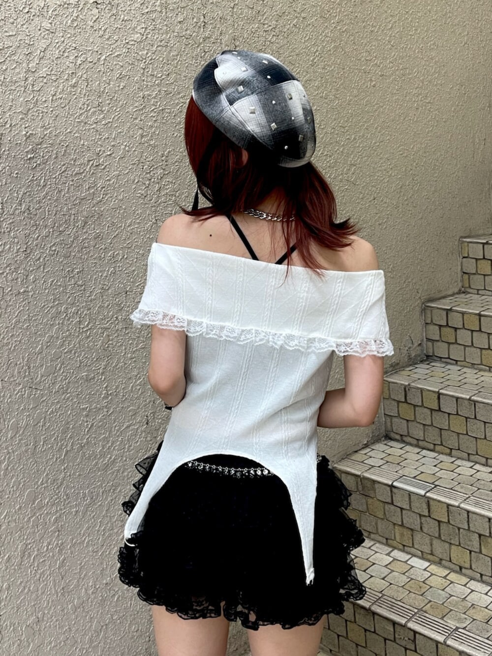 ブラック系のその他パンツ、ブラック系のブーツ、ホワイト系のTシャツ/カットソーを着用したレディースの夏コーディネートの7枚目の写真