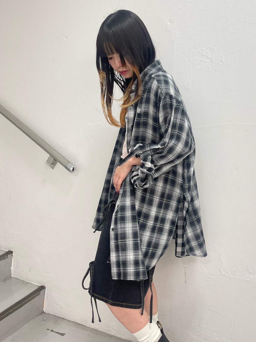 ブラック系のデニムパンツ、ピンク系のTシャツ/カットソー、ブラック系のシャツ/ブラウスを着用したレディースの春コーディネートの7枚目の写真