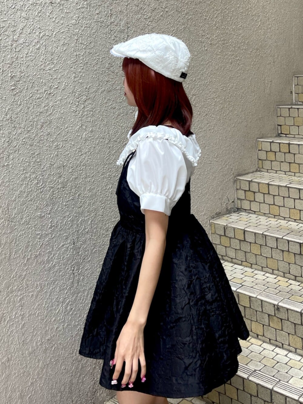 ブラック系のブーツ、ブラック系のワンピース、ホワイト系のシャツ/ブラウスを着用したレディースの夏コーディネートの6枚目の写真