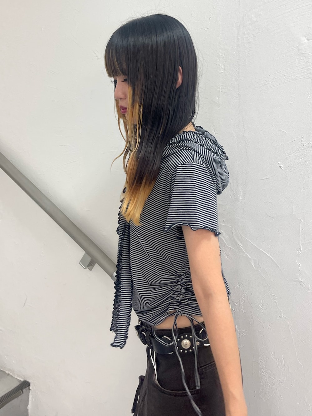 ブルー系のTシャツ/カットソー、ブラック系のデニムパンツ、ブラック系のレッグウォーマーを着用したレディースの夏コーディネートの6枚目の写真