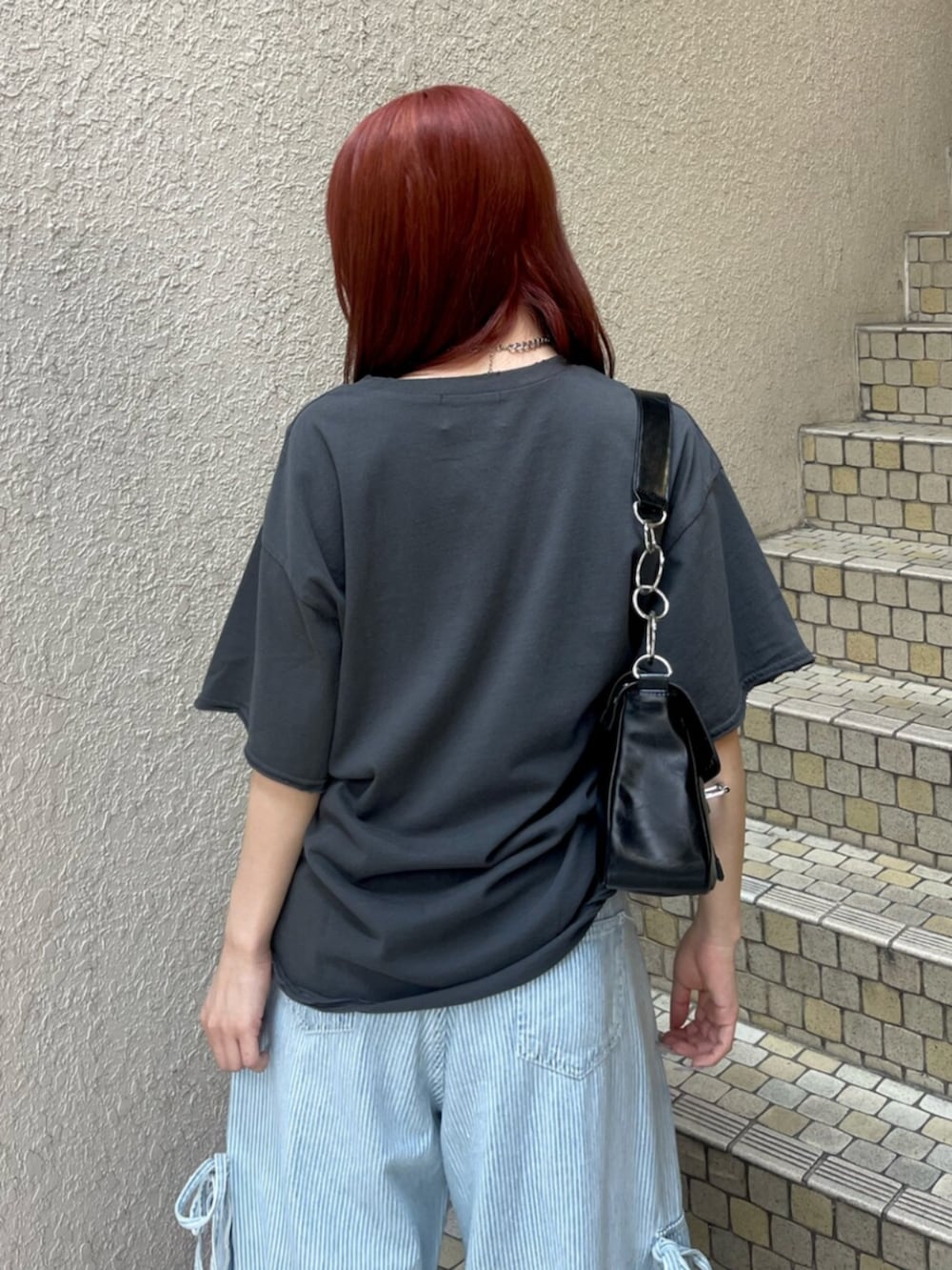 ブラック系のパンプス、ブラック系のハンドバッグ、ブラック系のTシャツ/カットソーを着用したレディースの春コーディネートの7枚目の写真