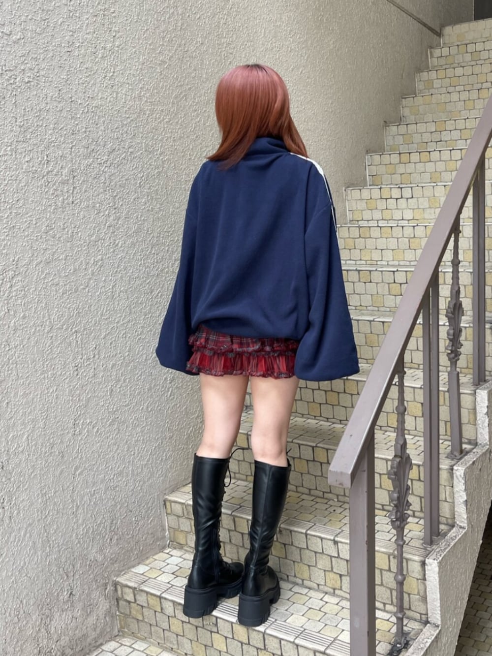 レッド系のその他パンツ、ブルー系のTシャツ/カットソー、ブラック系のブーツを着用したレディースの夏コーディネートの4枚目の写真