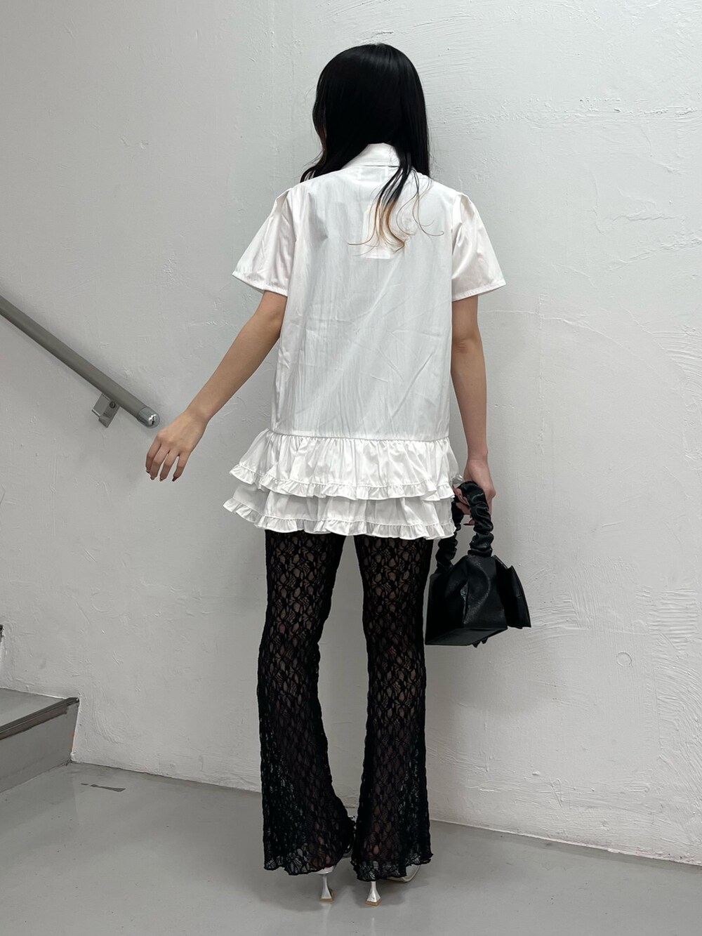 ホワイト系のワンピース、ブラック系のその他パンツ、ブラック系のハンドバッグを着用したレディースの春コーディネートの3枚目の写真