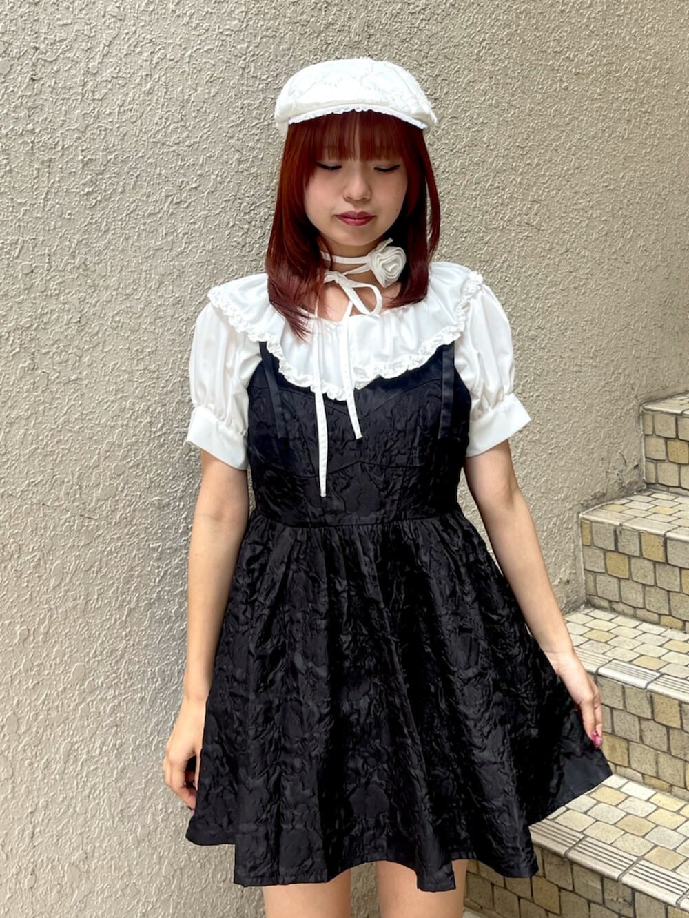 ブラック系のブーツ、ブラック系のワンピース、ホワイト系のシャツ/ブラウスを着用したレディースの夏コーディネートの5枚目の写真