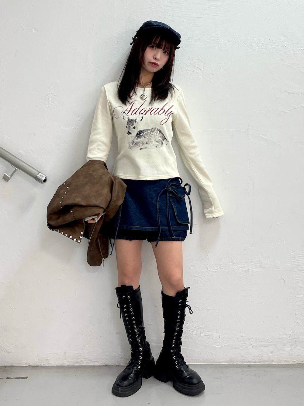 ブラウン系のブルゾン、ブルー系のデニムパンツ、ホワイト系のTシャツ/カットソーを着用したレディースの春コーディネートの2枚目の写真