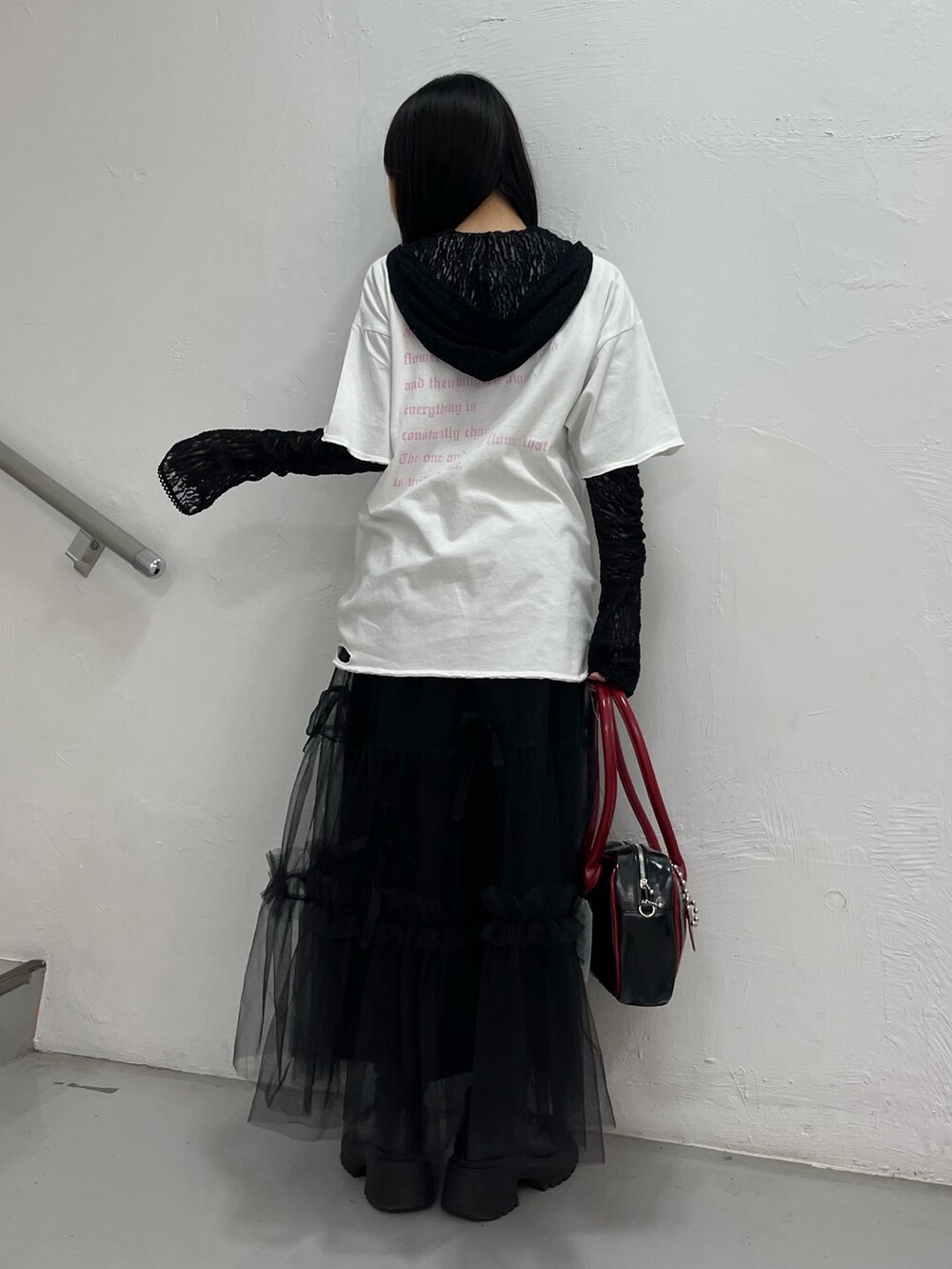 ホワイト系のTシャツ/カットソー、ブラック系のTシャツ/カットソー、ブラック系のスカートを着用したレディースの夏コーディネートの3枚目の写真