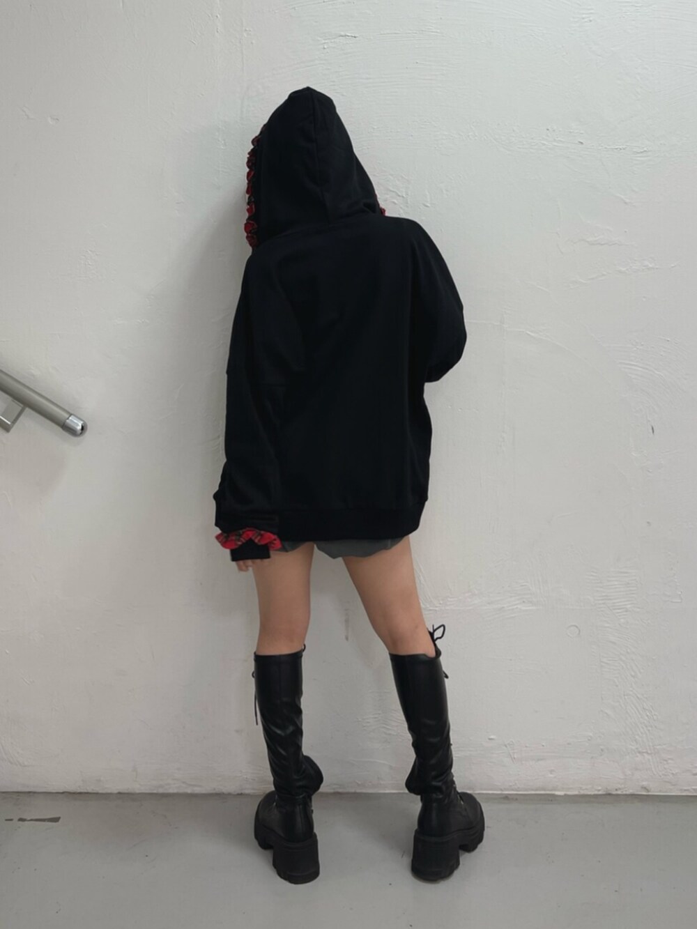 ブラック系のブーツ、ブラック系のその他トップス、グレー系のその他パンツを着用したレディースの秋コーディネートの4枚目の写真