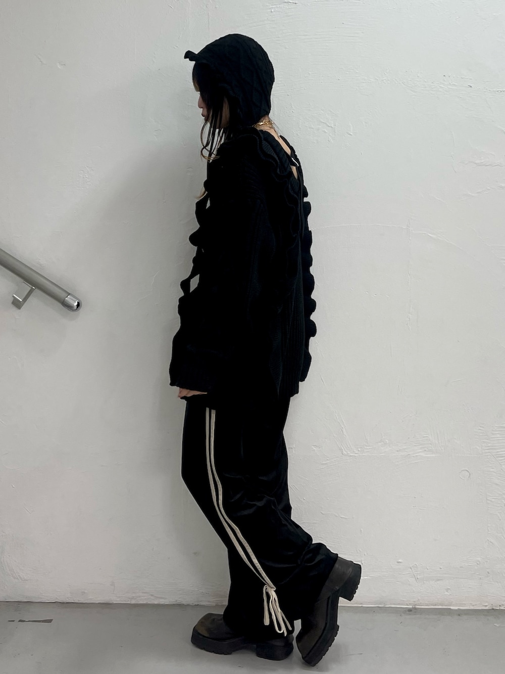 ブラック系のニット/セーター、ブラック系のその他パンツ、ブラック系のニットキャップ/ビーニーを着用したレディースの秋コーディネートの3枚目の写真