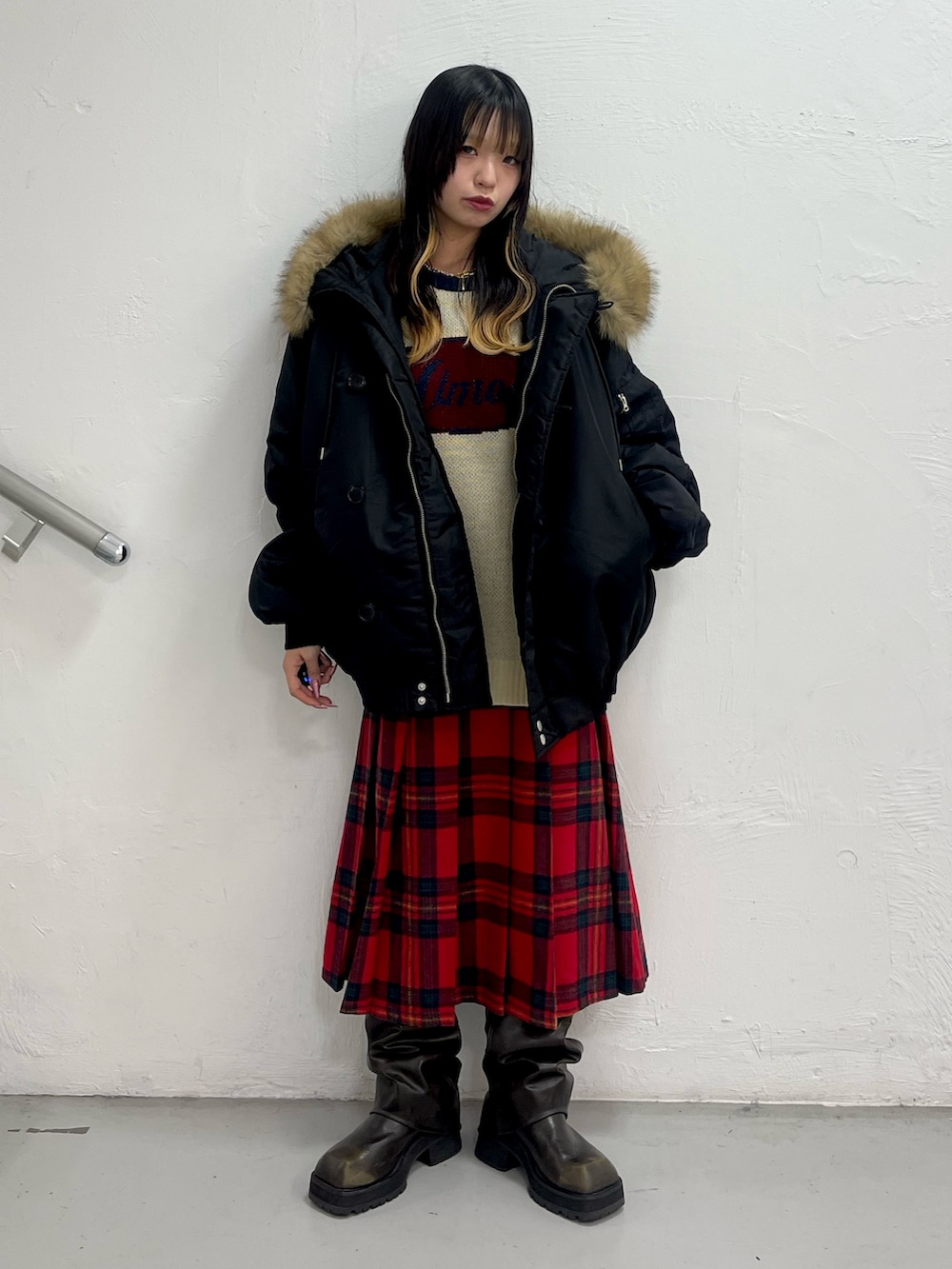 その他のブルゾン、レッド系のスカート、ホワイト系のニット/セーターを着用したレディースの秋コーディネートの2枚目の写真
