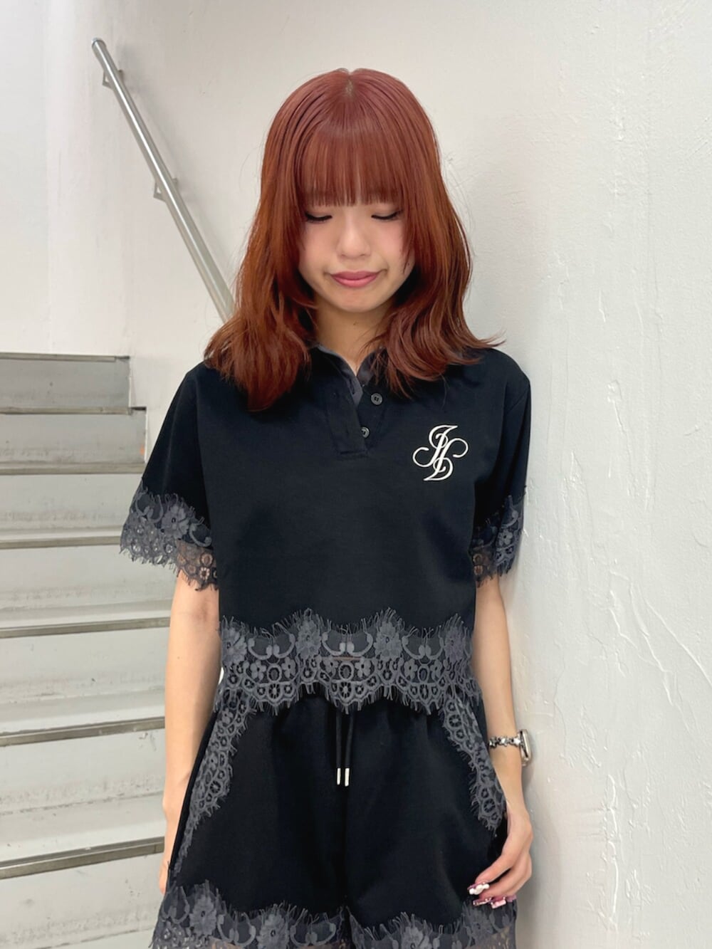 ブルー系のTシャツ/カットソー、ブルー系のその他パンツを着用したレディースの夏コーディネートの5枚目の写真