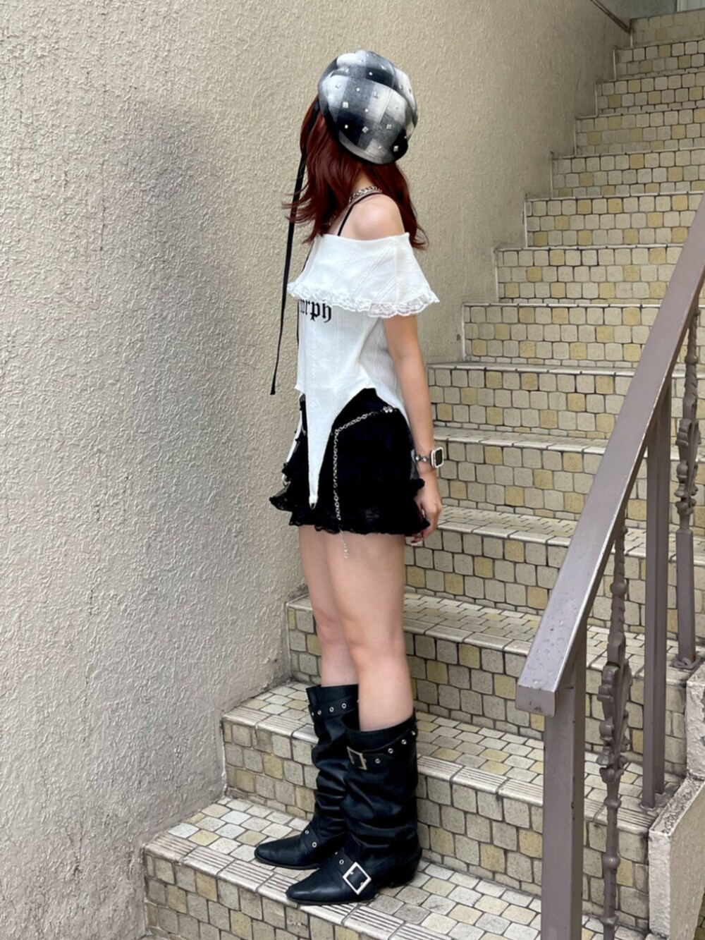 ブラック系のその他パンツ、ブラック系のブーツ、ホワイト系のTシャツ/カットソーを着用したレディースの夏コーディネートの3枚目の写真