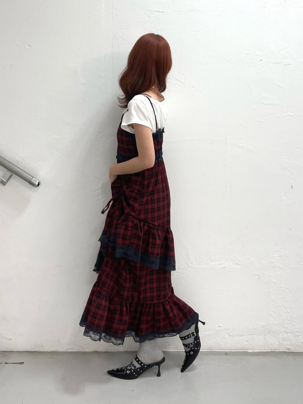 ブラック系のパンプス、ホワイト系のTシャツ/カットソー、レッド系のワンピースを着用したレディースの夏コーディネートの3枚目の写真