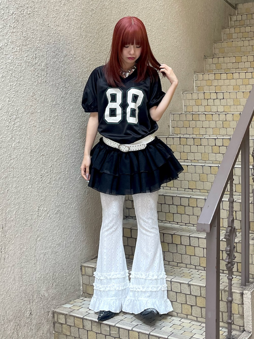 ホワイト系のワンピース、ホワイト系のその他パンツ、ブラック系のパンプスを着用したレディースの春コーディネートの2枚目の写真
