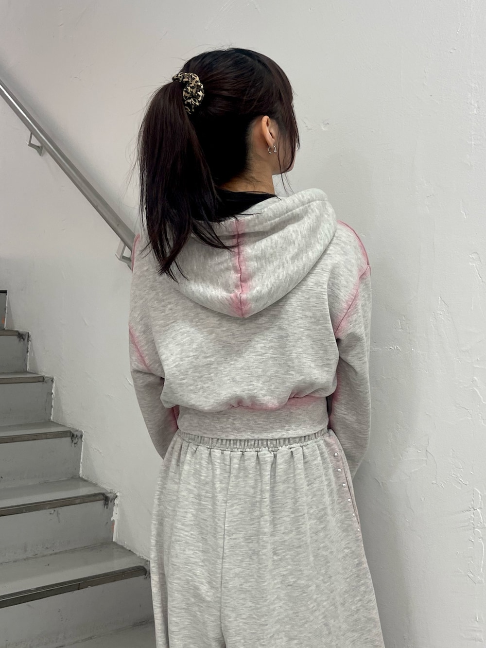 グレー系のスウェットパンツ、グレー系のパーカー、ブラック系のハンドバッグを着用したレディースの春コーディネートの7枚目の写真