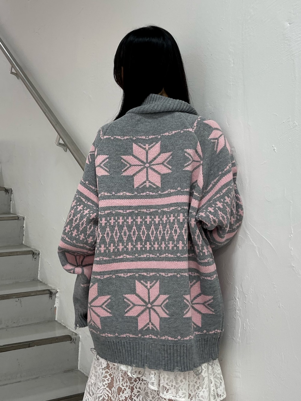 ホワイト系のステンカラーコート、グレー系のカーディガン/ボレロ、ホワイト系のスカートを着用したレディースの秋コーディネートの8枚目の写真