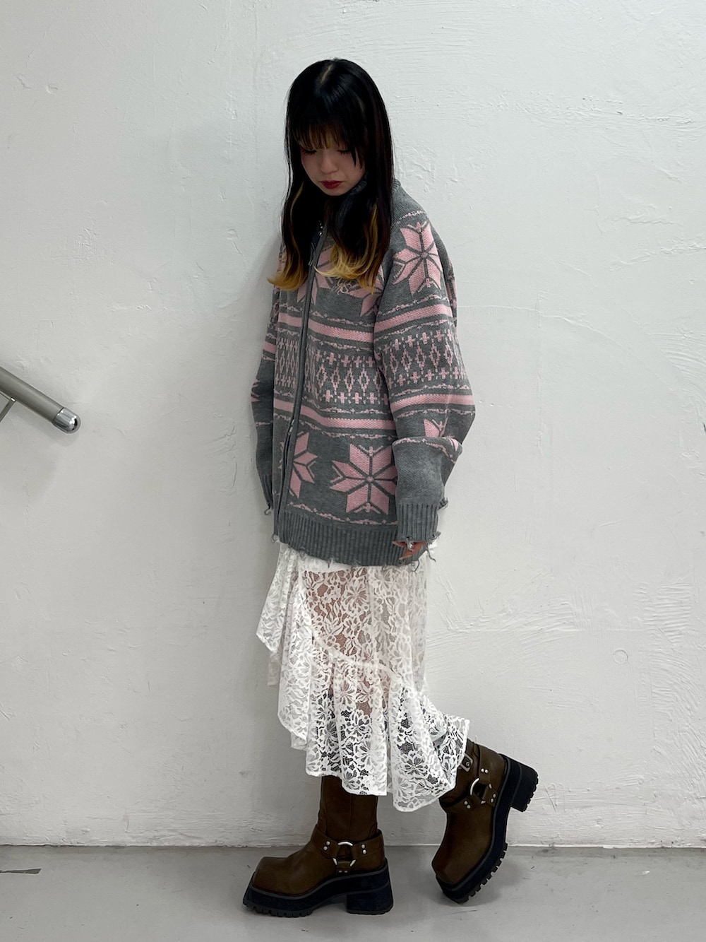 ホワイト系のステンカラーコート、グレー系のカーディガン/ボレロ、ホワイト系のスカートを着用したレディースの秋コーディネートの5枚目の写真