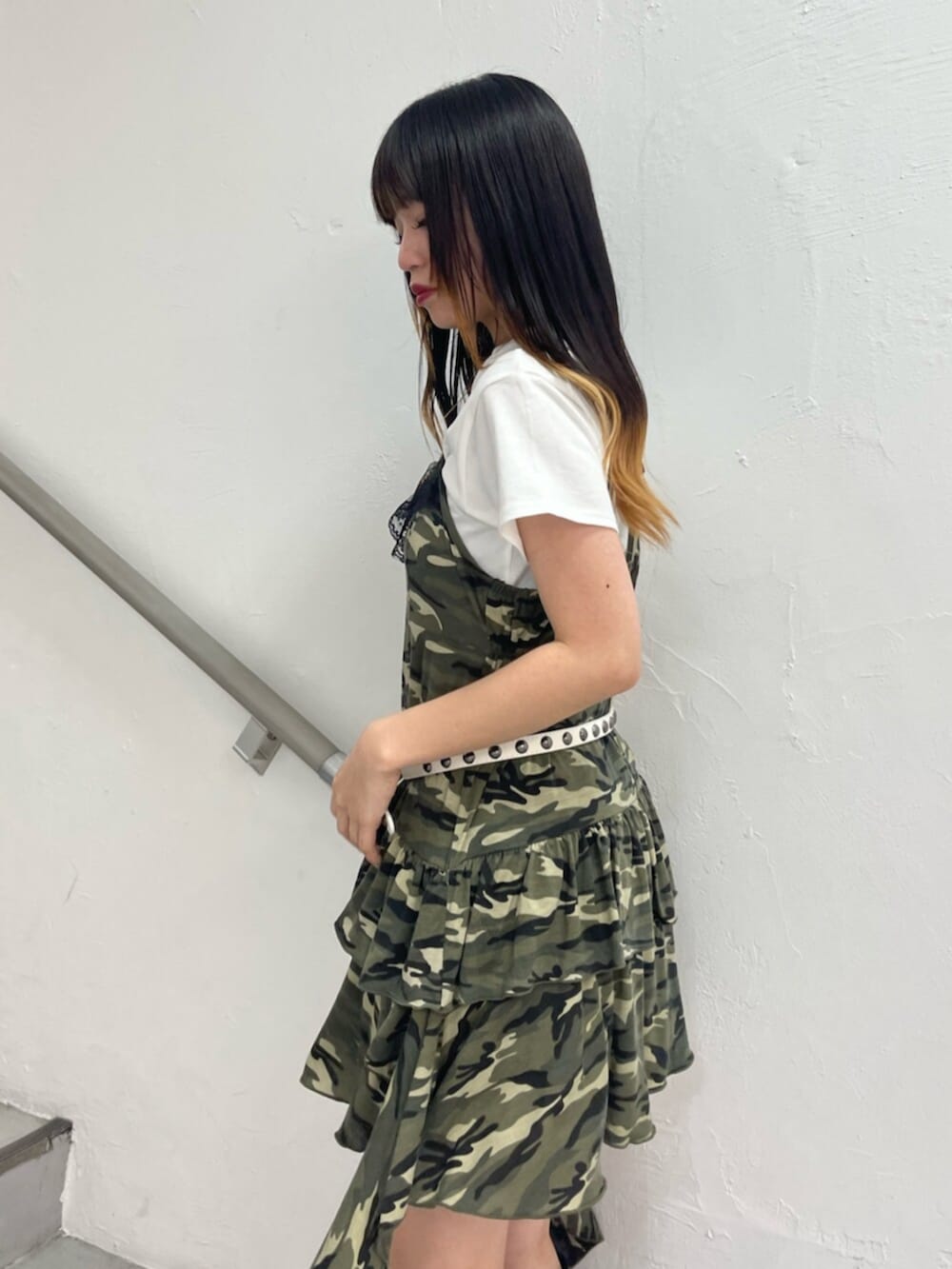 ブラック系のブーツ、グリーン系のワンピース、ホワイト系のTシャツ/カットソーを着用したレディースの夏コーディネートの5枚目の写真