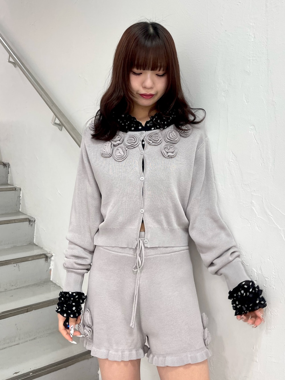 グレー系のニット/セーター、グレー系のその他パンツ、ブラック系のシャツ/ブラウスを着用したレディースの春コーディネートの5枚目の写真