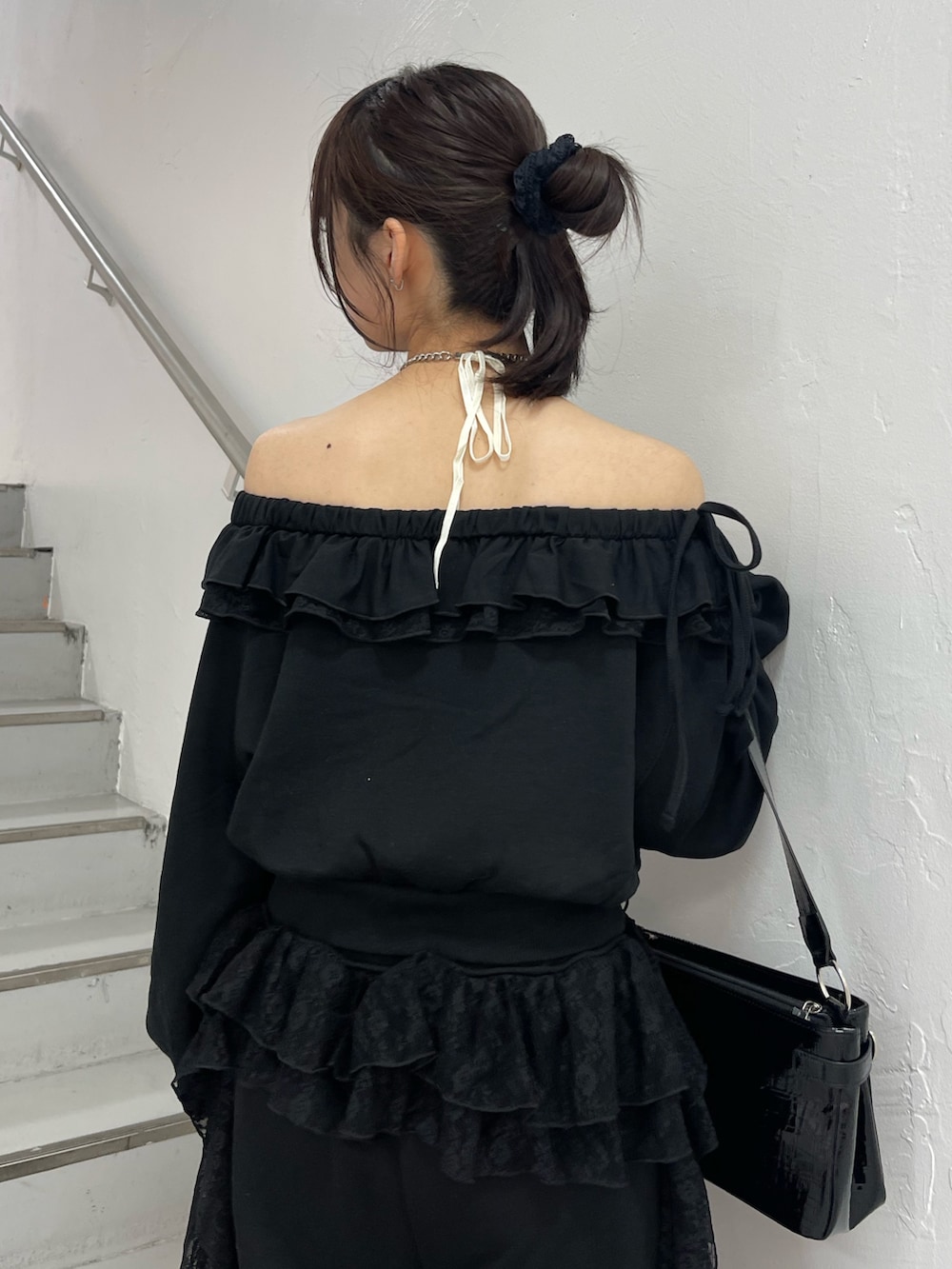 ブラック系のスウェット、ブラック系のスウェットパンツ、ブラック系のハンドバッグを着用したレディースの冬コーディネートの7枚目の写真